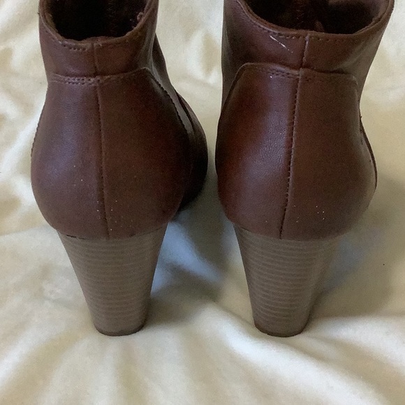AE by Payless Brown 3" Stacked Heel Slip-on Ankle Booties Size 9 - Picture 6 of 11